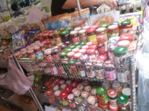 調味料がずらりと並ぶマーケット