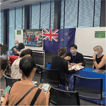 現地学校の先生やスタッフと話せるブース