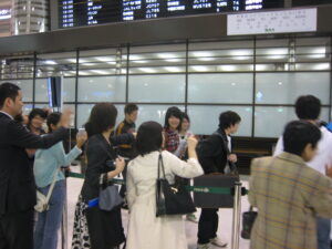 気をつけていってきてね〜! 搭乗ゲートで家族とお別れ。気をつけていってきてね〜!