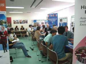 昨年の高校留学フェアの様子(大阪会場) 現地高校が一堂に会するまたとない機会(昨年の様子)