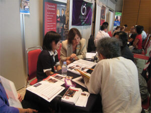 各学校ブースでは卒業生に出会えるかも! 各学校ブースでは卒業生に出会えるかも!(昨年の様子)