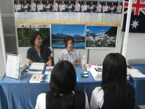 やっぱり実際の留学経験者のお話は学生さんも聞き入っていました ブースに来てくれた学生さんは麻世ちゃんの留学話に聞き入っていました