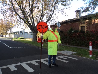 紅葉のメルボルン、通学路のひとコマ